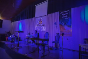 Asamblea de Dios Adorando al Rey