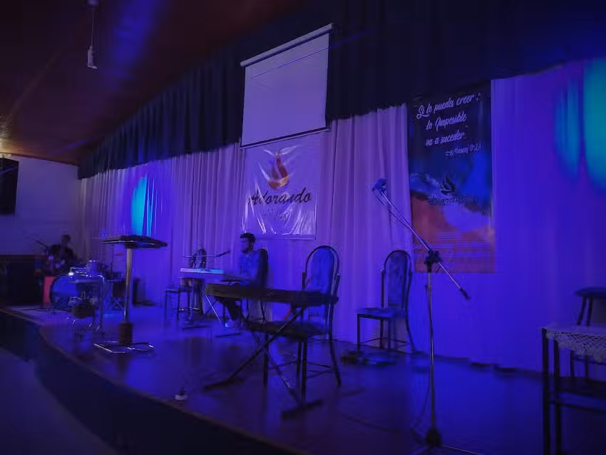 Asamblea de Dios Adorando al Rey