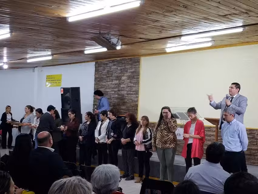 Centro Apostólico Nacional (cambió el nombre), ahora es ” CASA DE LUZ” (Pastores Roberto Mansilla y Cintia López).