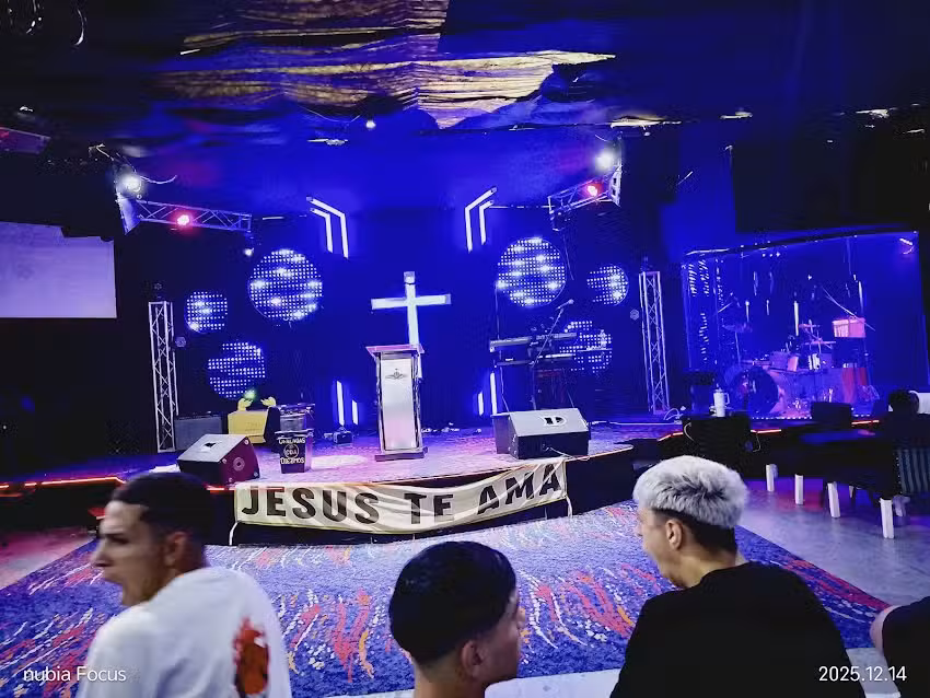 Centro Familiar Dios Esta Aqui