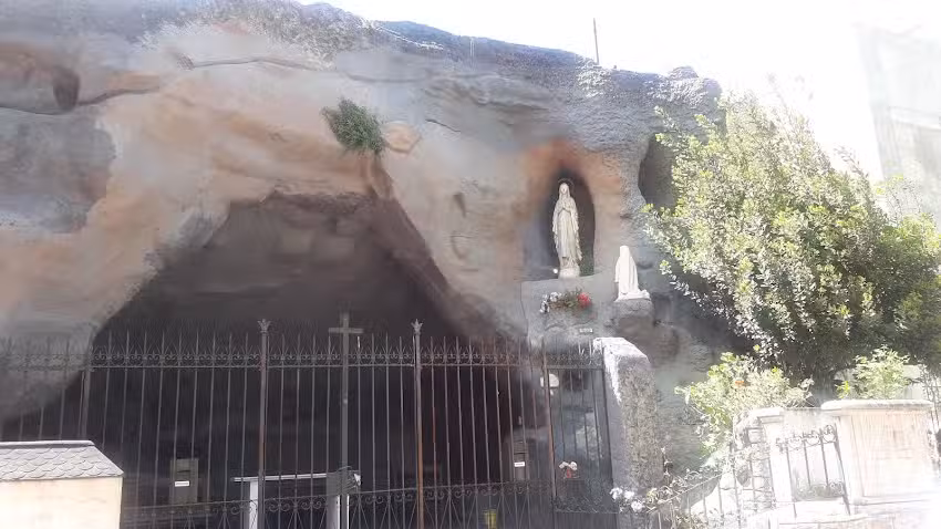 Gruta Nuestra Señora de Lourdes – Barracas